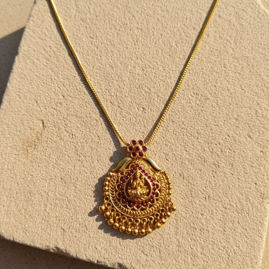 Gold necklace with a decorative pendant