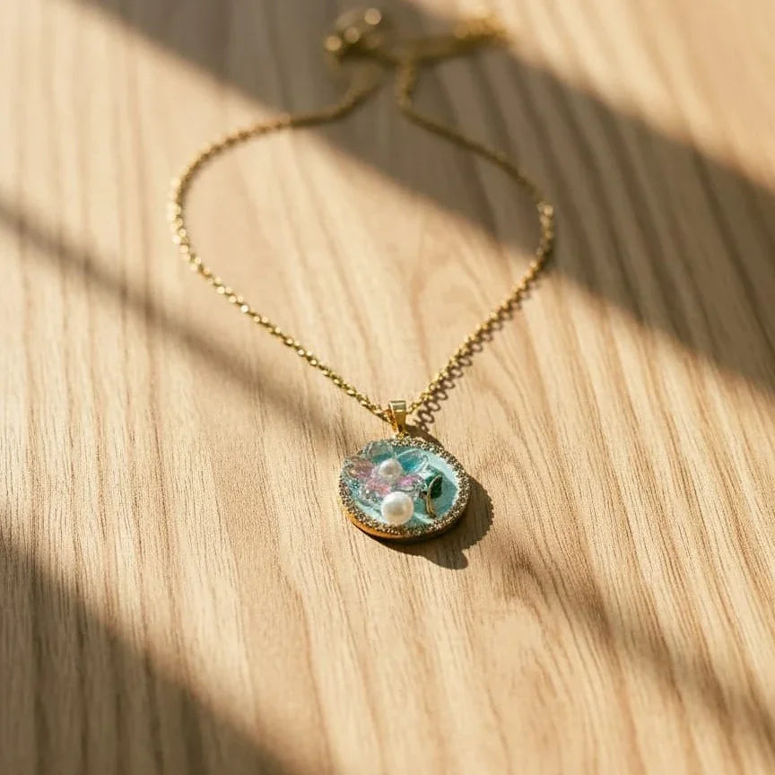 Necklace with a round pendant