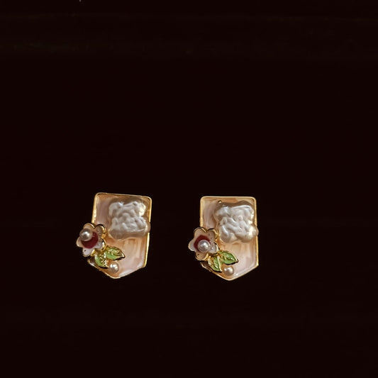 Pair of earrings with floral design