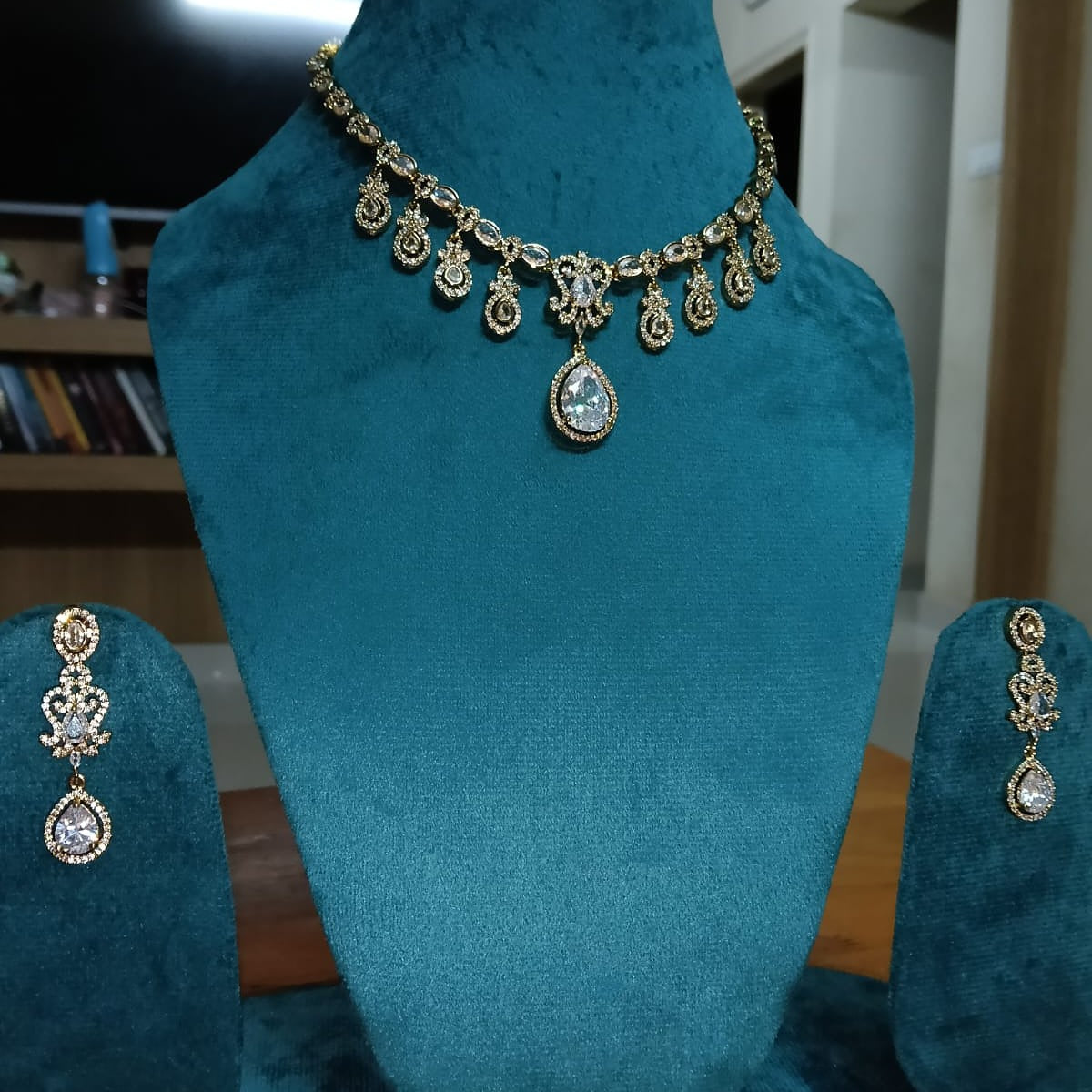 Jewelry set including a necklace and earrings