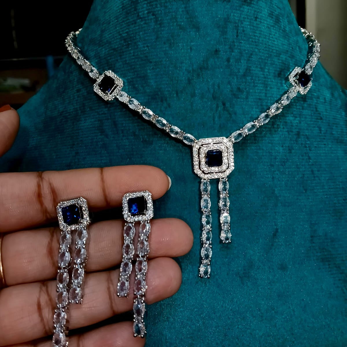 Jewelry set with necklace and earrings 
