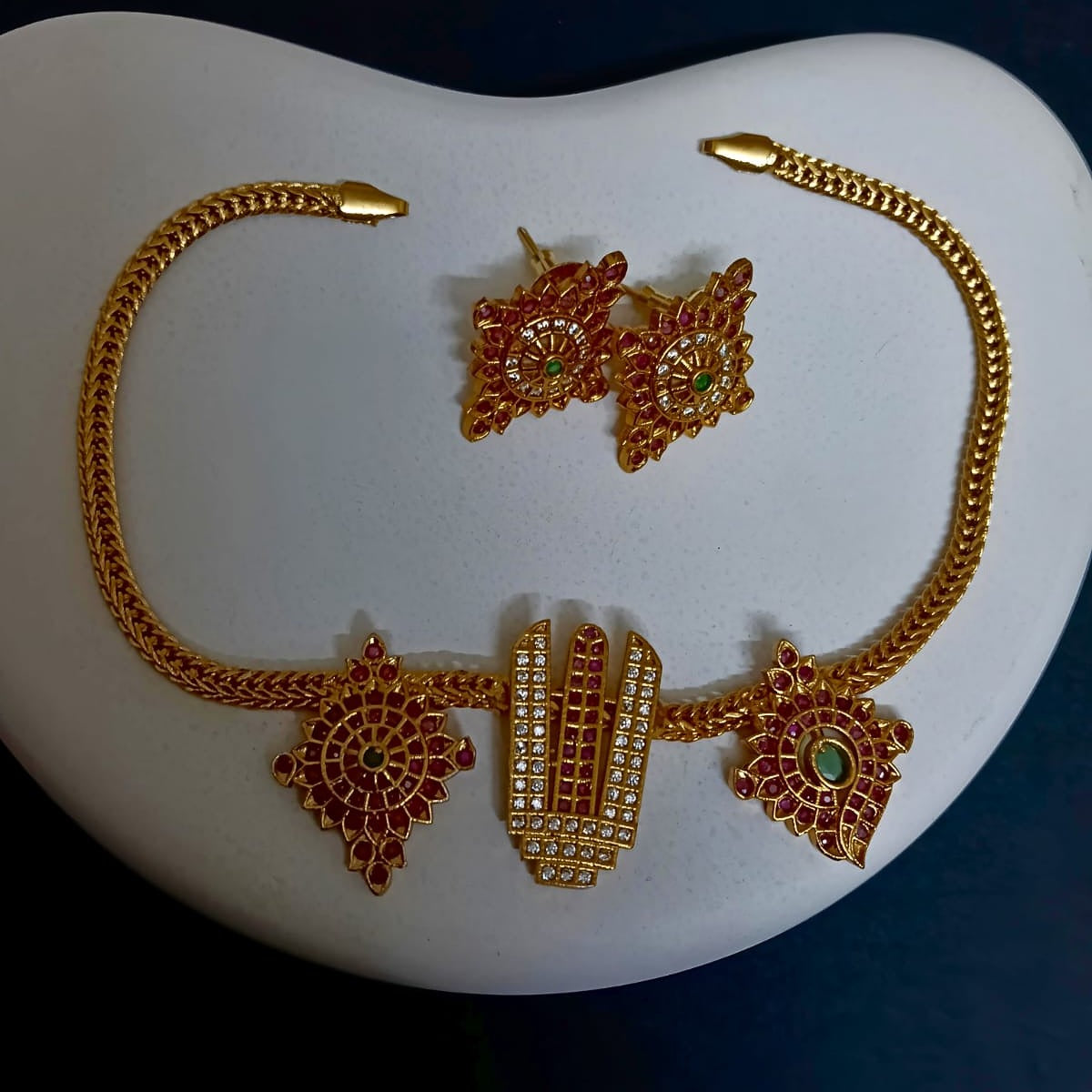 Gold jewelry set with necklace and earrings 