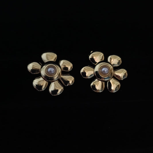 Gold flower-shaped earrings 