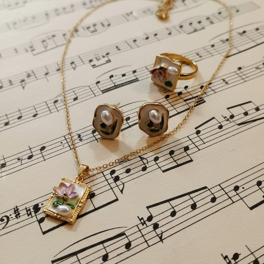 Gold jewelry set with floral elements