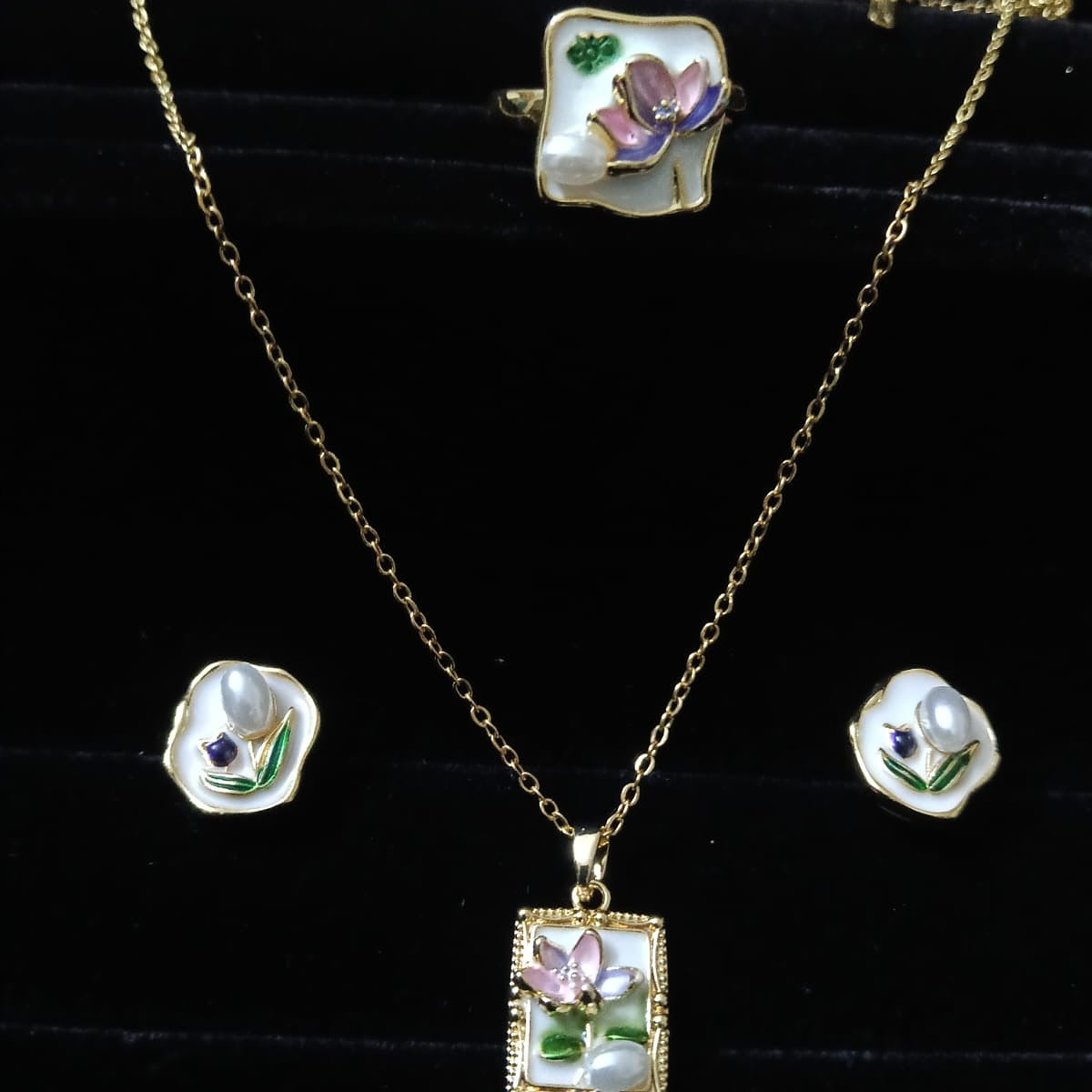 Jewelry set with pendant and earrings 