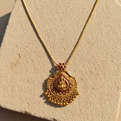 Gold necklace with a decorative pendant 