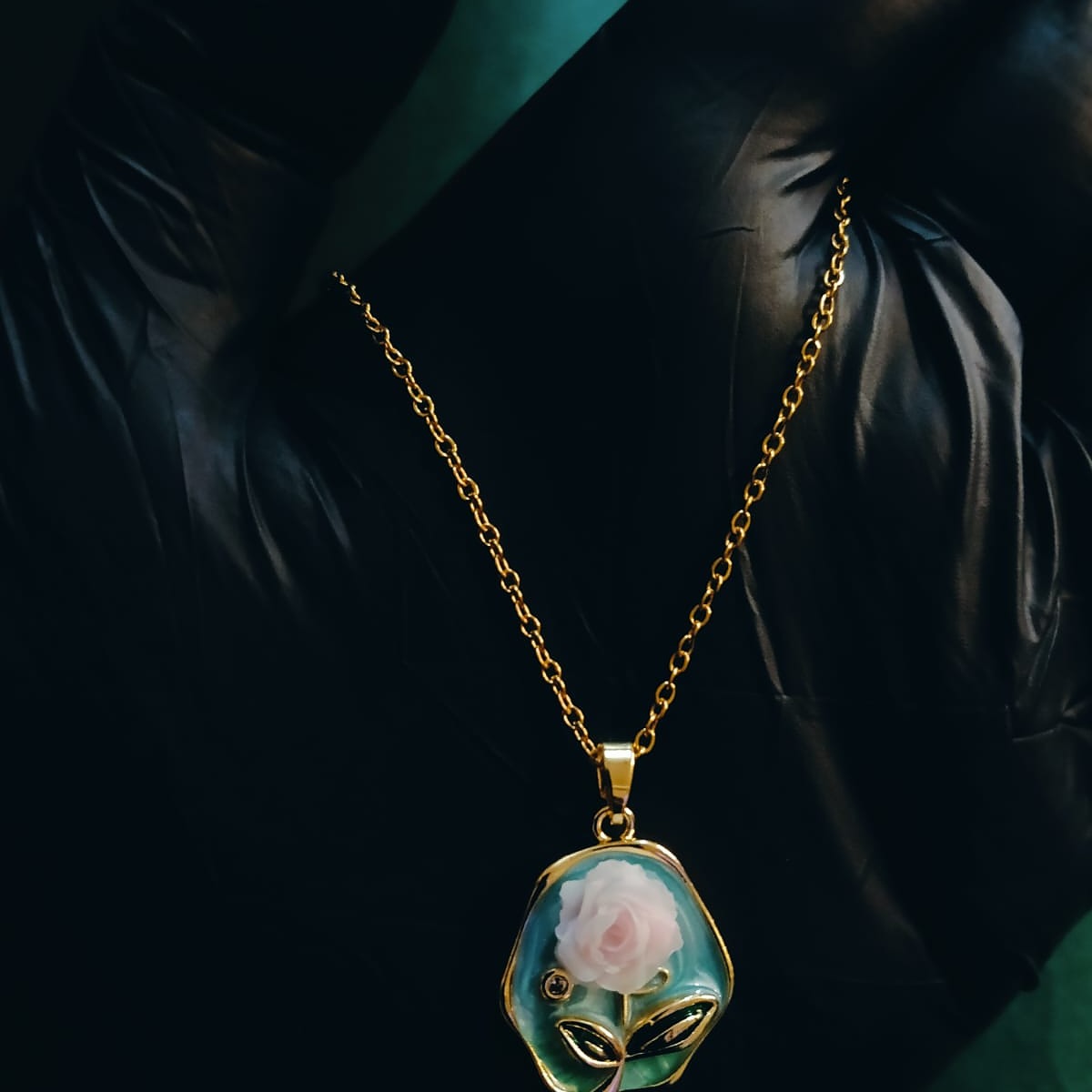 Gold necklace with a rose pendant 