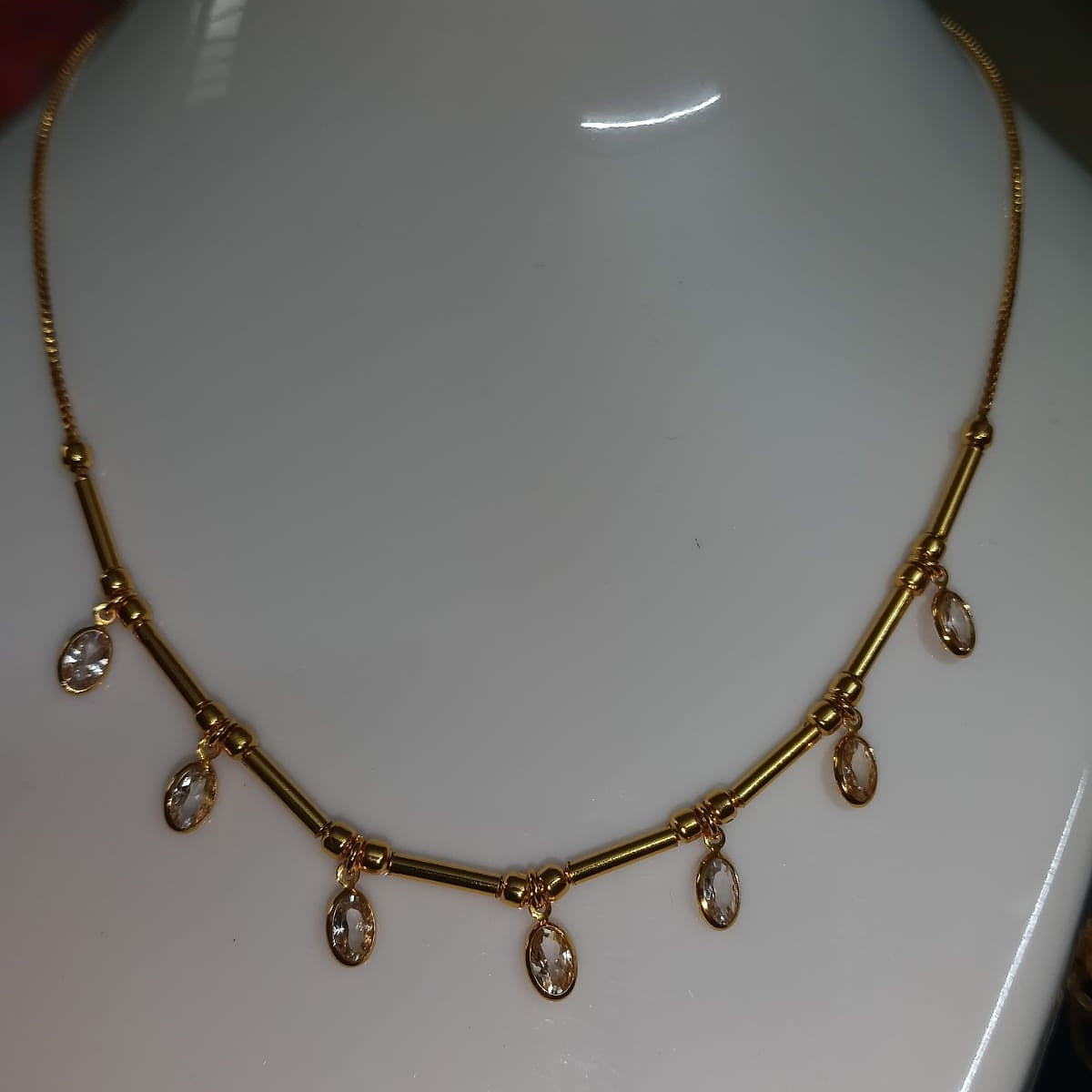 Gold necklace with teardrop-shaped pendants 