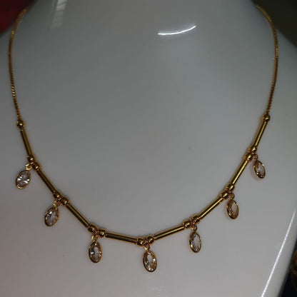 Gold necklace with teardrop-shaped pendants 