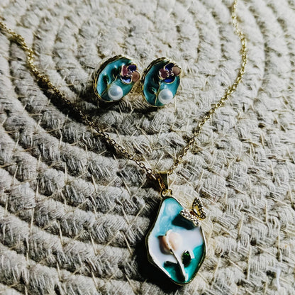 Gold ring with a green gemstone 