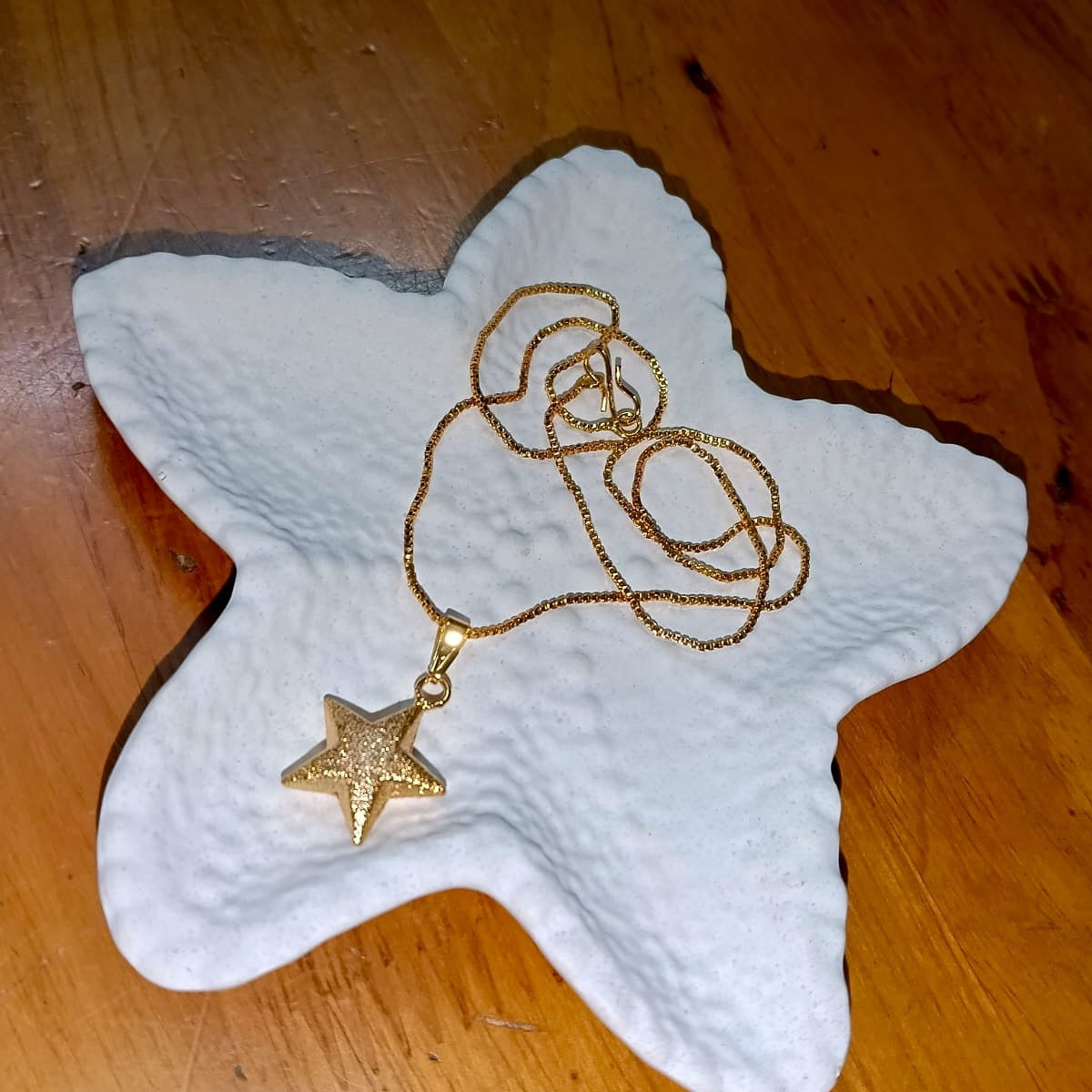 Gold star pendant necklace