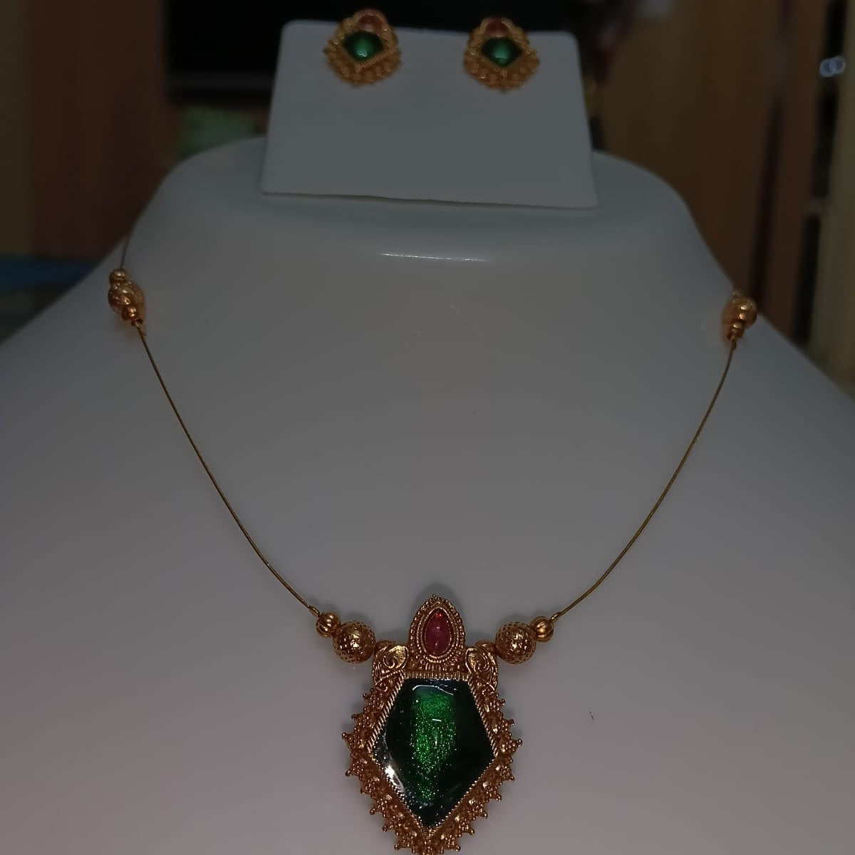 Green and Ruby Red Pendant With Invisible Chain Set