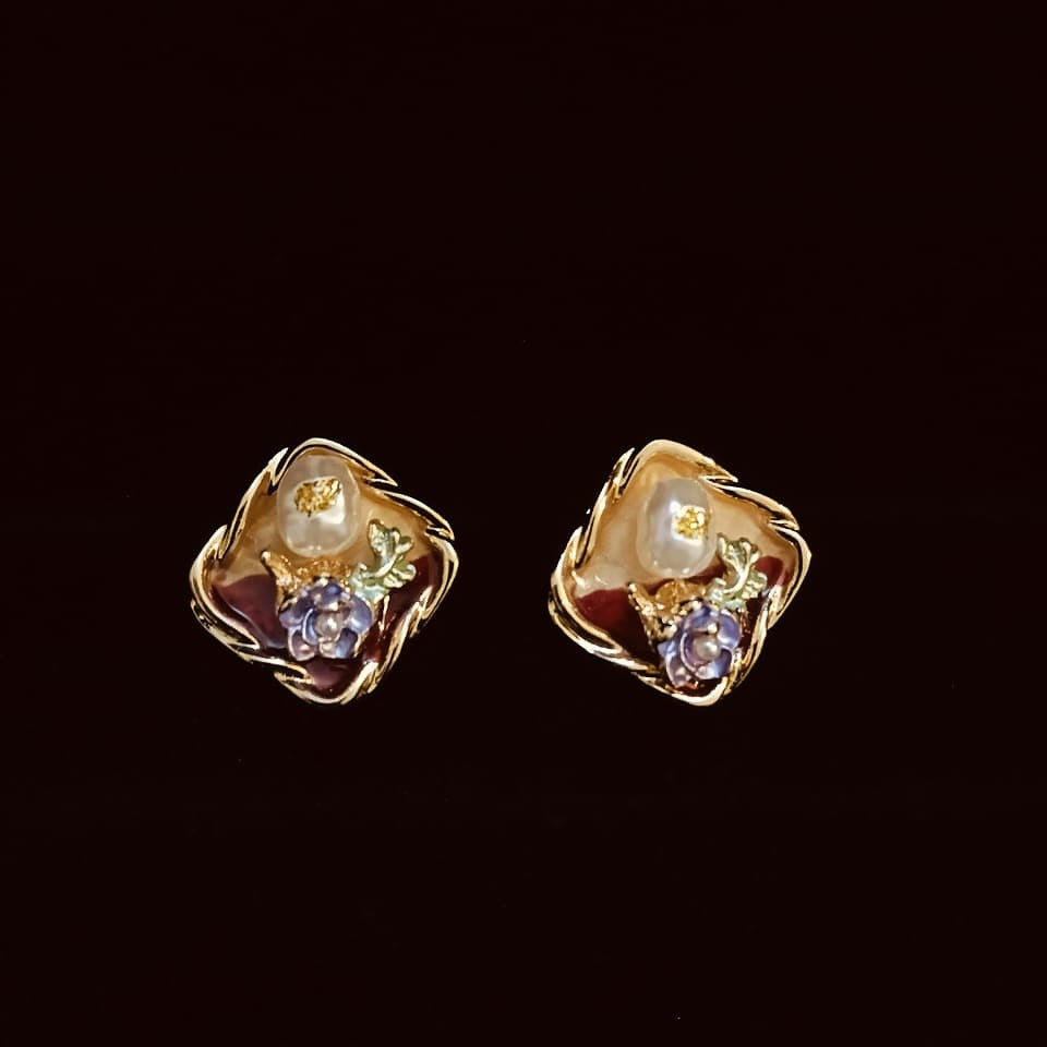 Pair of gold earrings with floral designs 