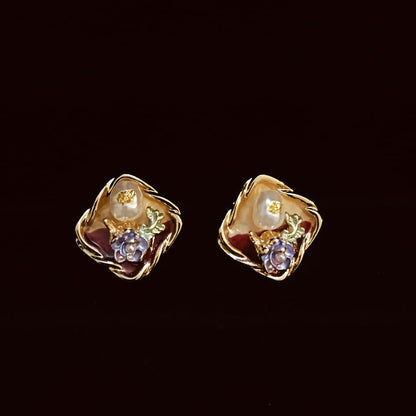 Pair of gold earrings with floral designs 