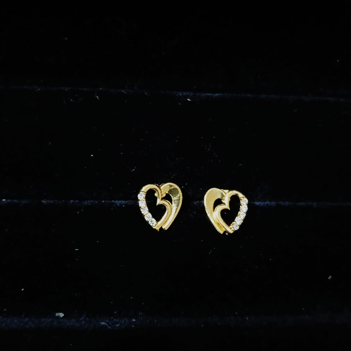 Pair of gold heart-shaped earrings 