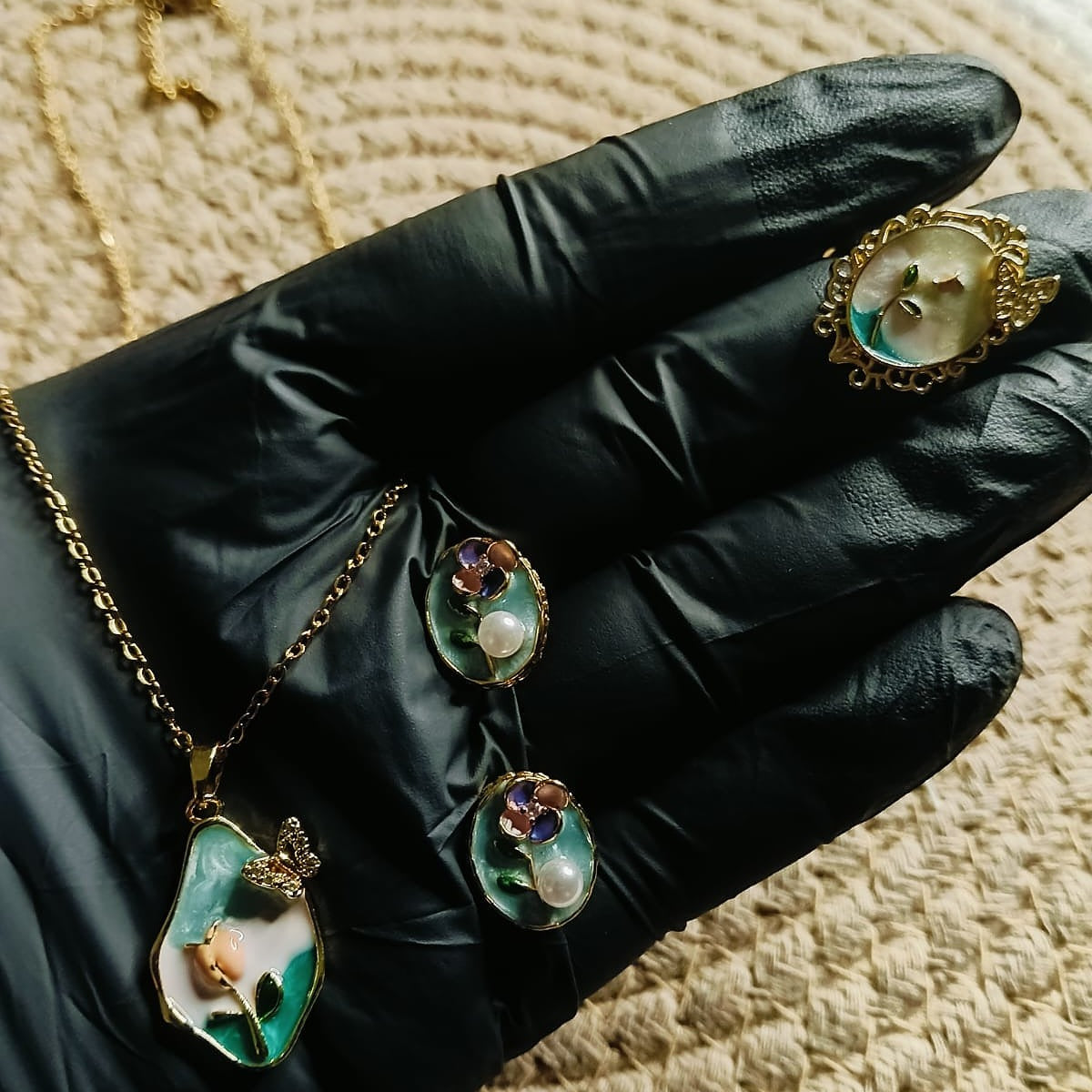 Jewelry set including a necklace and earrings 