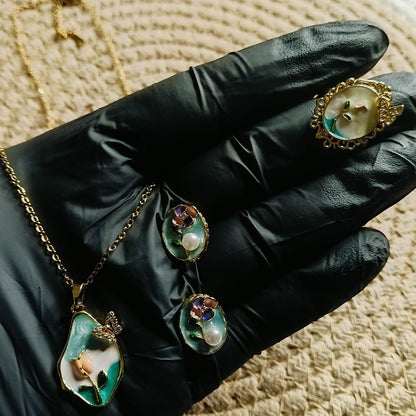 Jewelry set including a necklace and earrings 