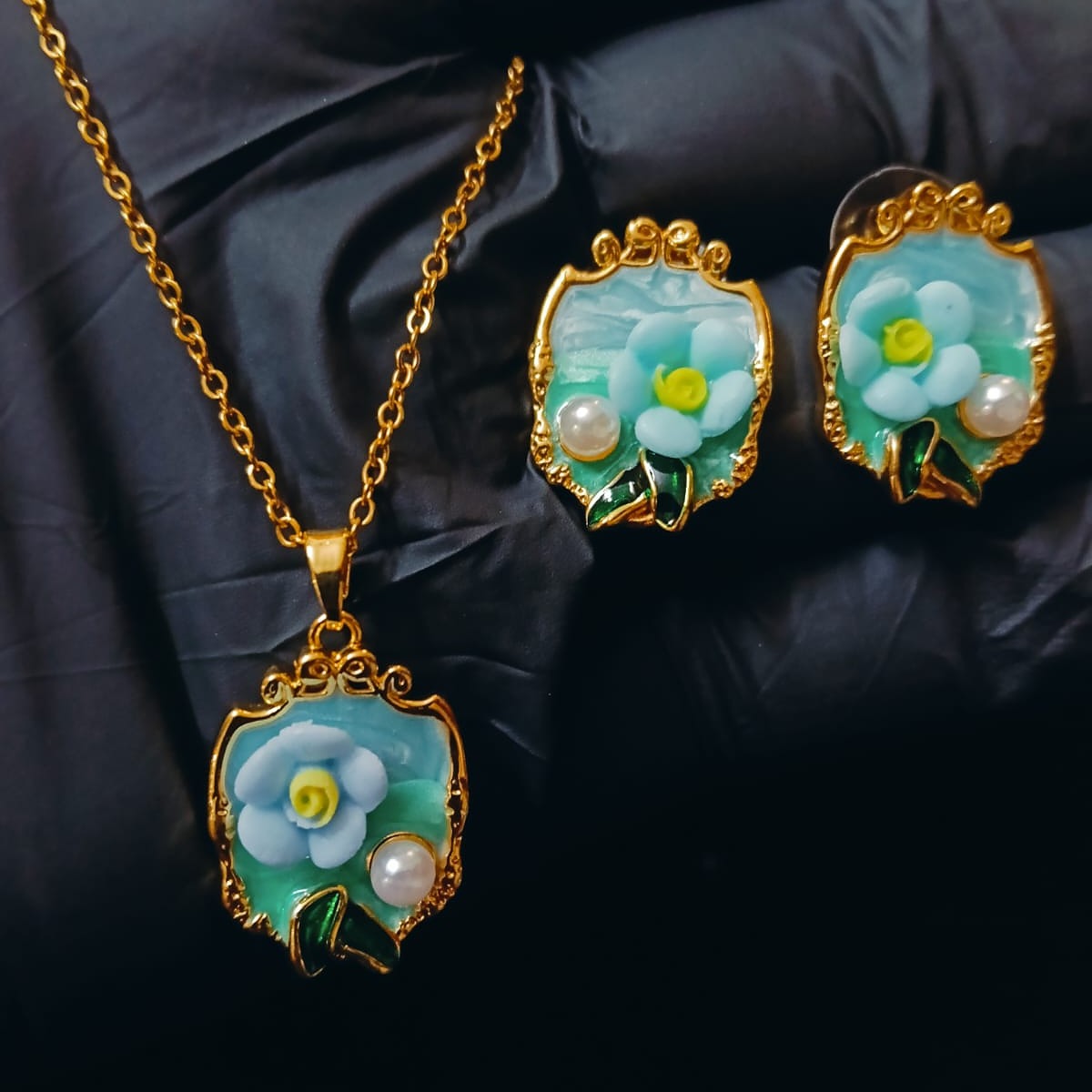 Jewelry set with floral pendant and earrings