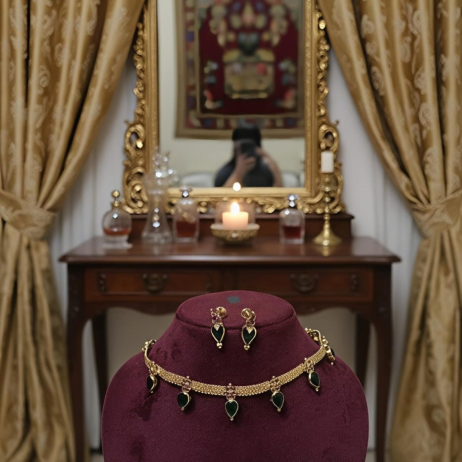 Minimalist Mango/Paisley Design Choker Set with Green Stones