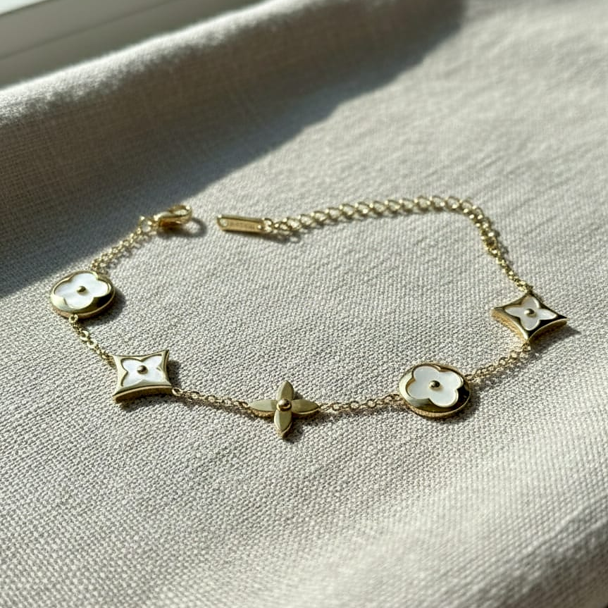 Gold bracelet with heart-shaped charms 
