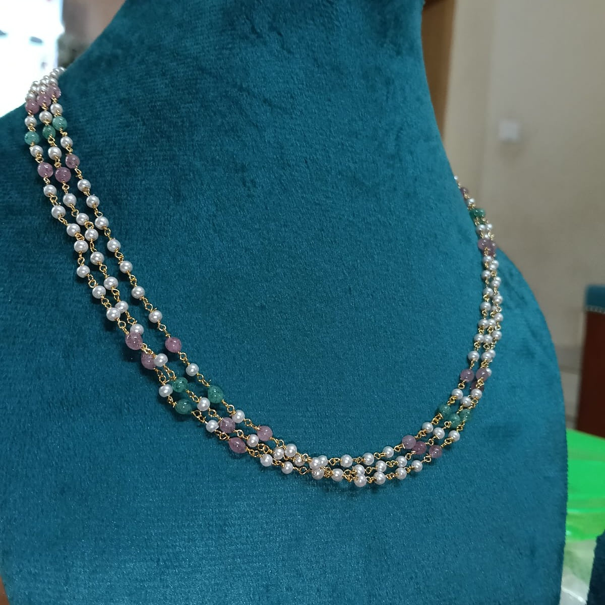 Necklace with pearls and gemstones