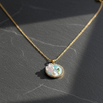 Necklace with a floral pendant 