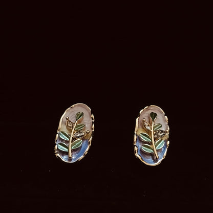 Pair of earrings with leaf design 