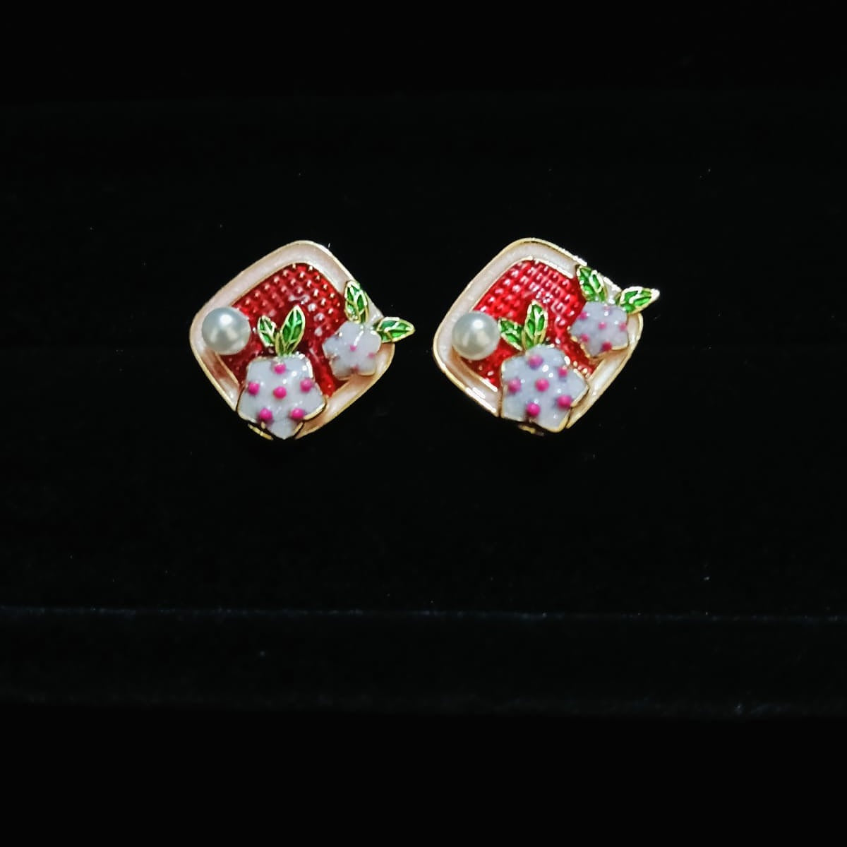 Pair of earrings with strawberry design 