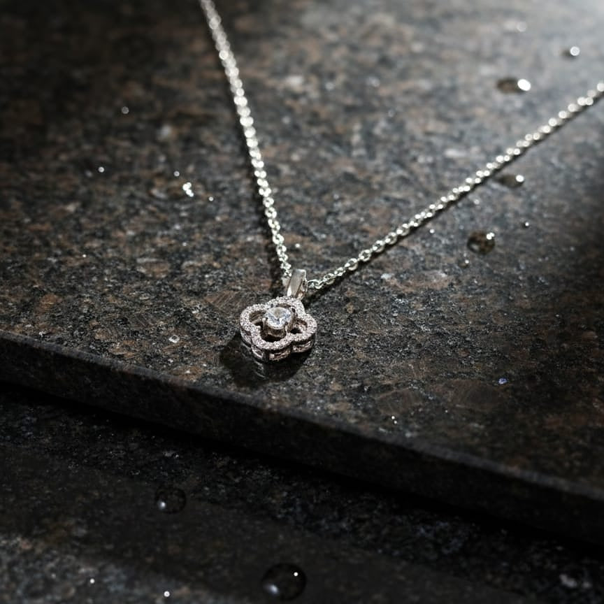Silver necklace with a delicate pendant 