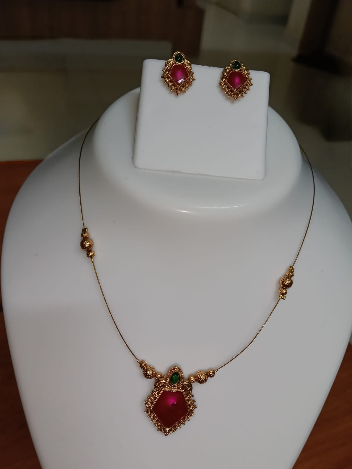 Green and Ruby Red Pendant With Invisible Chain Set