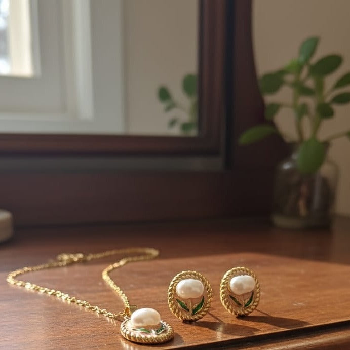 Gold necklace and earrings 