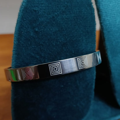 Silver bracelet with geometric design