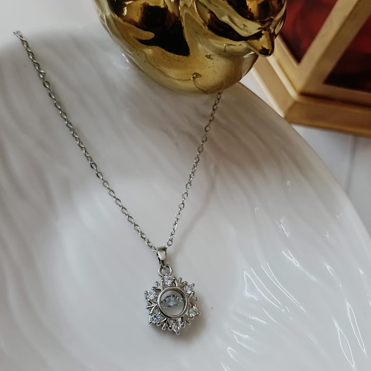 Silver necklace with a decorative pendant 