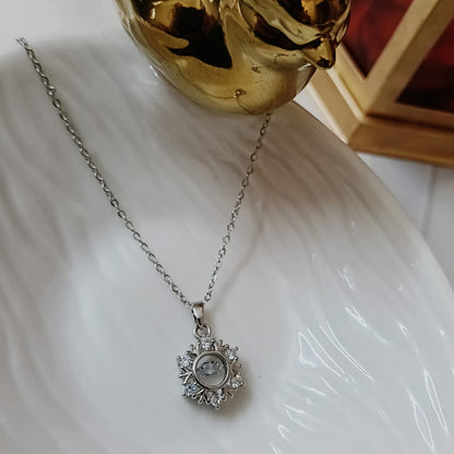 Silver necklace with a decorative pendant 