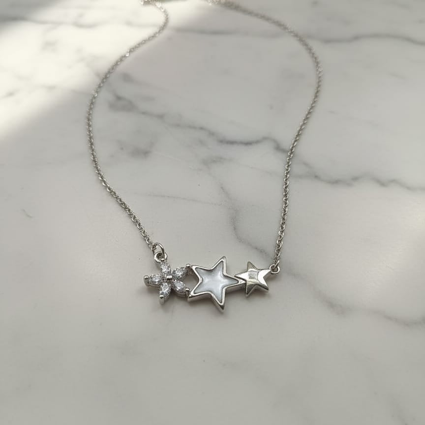 Silver necklace with star-shaped pendants 