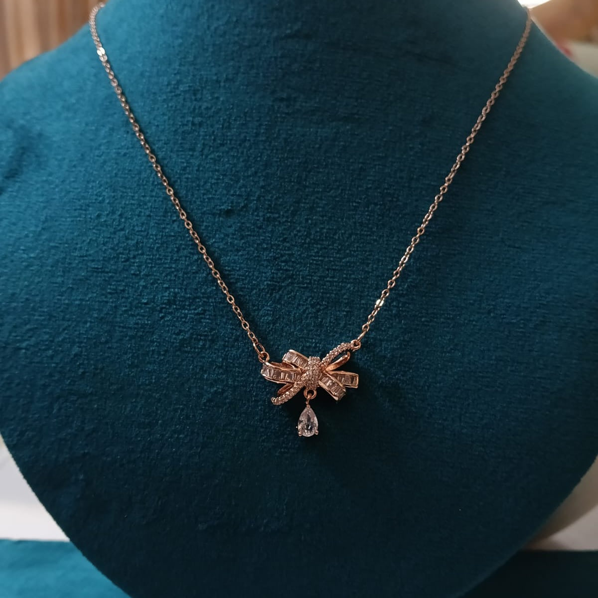 Sparkling Bowknot Pendant Necklace