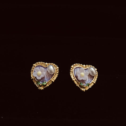 Heart-shaped earrings with floral 