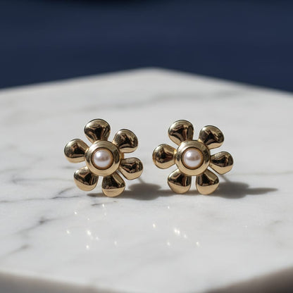 Gold flower-shaped earrings 